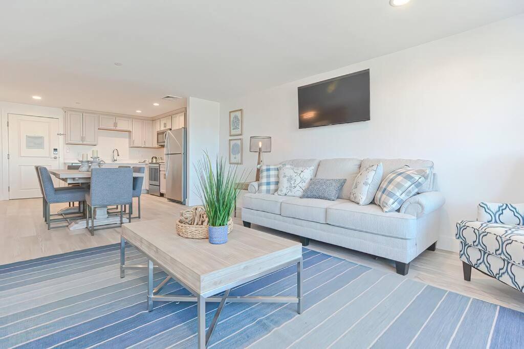 Downtown Plymouth Waterfront Luxury Condos Exteriör bild
